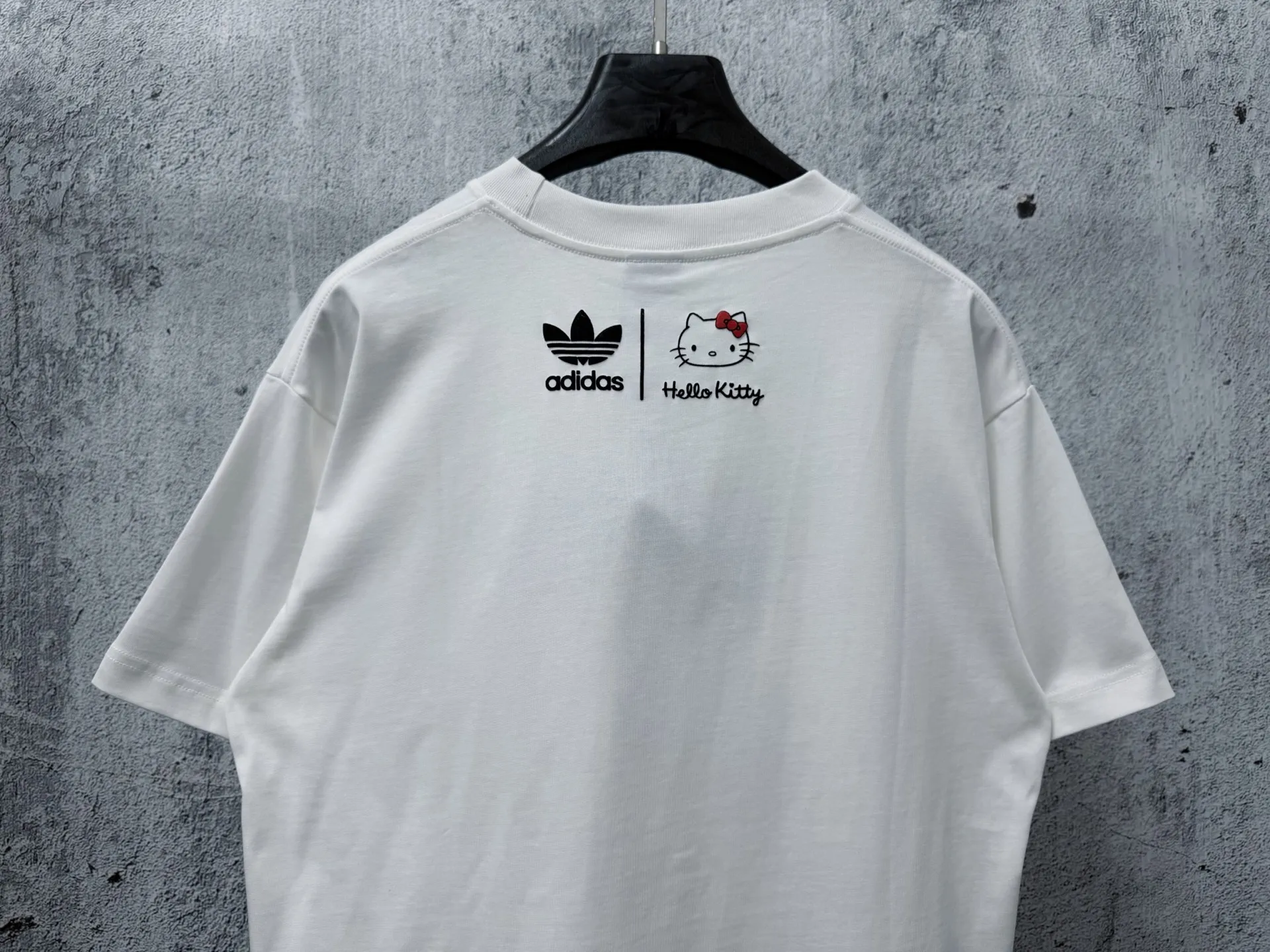 [Hellokitty Adidas] Adidas co-branded three-dimensional foam bow printed short-sleeved round-neck T-shirt. 280 grams of pure cotton double-sand fabric. Original original label. Can be worn up to 200 pounds. All fabrics have been shrunk in advance. Quality. What you see is what you get. The version will not change after washing. Distinguish the market. Part of the disposable clothes. The three-label packaging is complete and the original version is restored. Customized for men and women. Same Style Versatile comparison. Classic Size: Xs-L